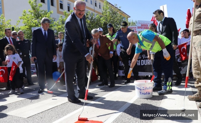 ‘HAYATA SAYGI DURUŞU’ İLE GEÇİTLER KIRMIZIYA BOYANDI